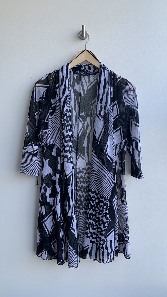 Pre-Owned Papa Fashions Black/White Patch Printed Short Sleeve Waterfall Cardigan- Size Small