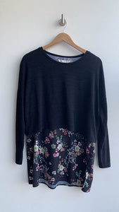 Pre-Owned Yumi Black Layered Sweater Faux Floral Undershirt Top- Size Medium