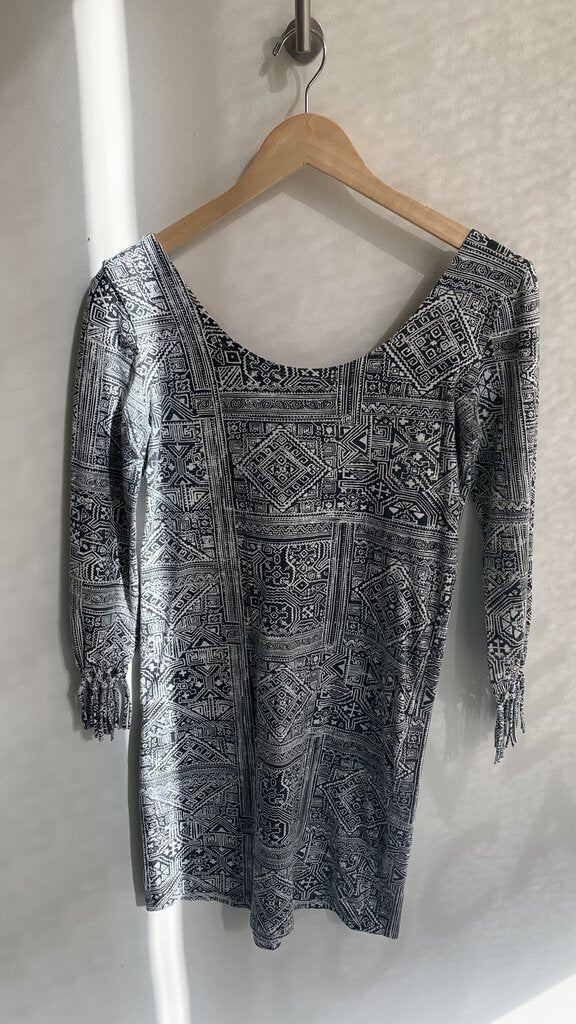 Pre-Owned Billabong Black/White Aztec Print 3/4 Sleeve Fringe Dress- Size Medium
