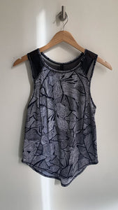 Pre-Owned Lululemon Black/White Abstract Mesh Shoulders Tank Top- Size Small (Estimated)