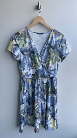 Pre-Owned Ouges Blue/Green Floral Printed Cap Sleeve Dress - Size Medium