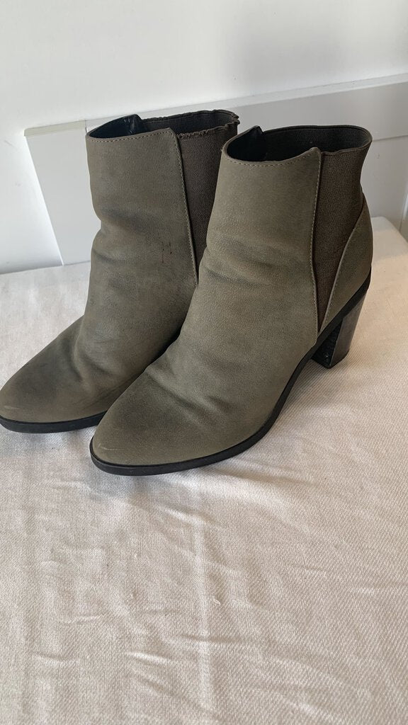 Pre-Owned Call It Spring Brown Block Heeled Stretch Back Ankle Bootie- Size 8.5