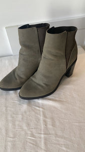 Pre-Owned Call It Spring Brown Block Heeled Stretch Back Ankle Bootie- Size 8.5