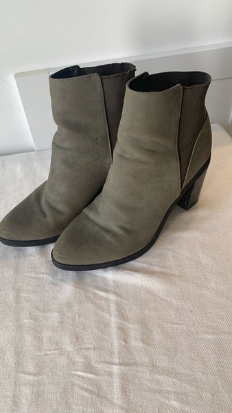 Pre-Owned Call It Spring Brown Block Heeled Stretch Back Ankle Bootie- Size 8.5