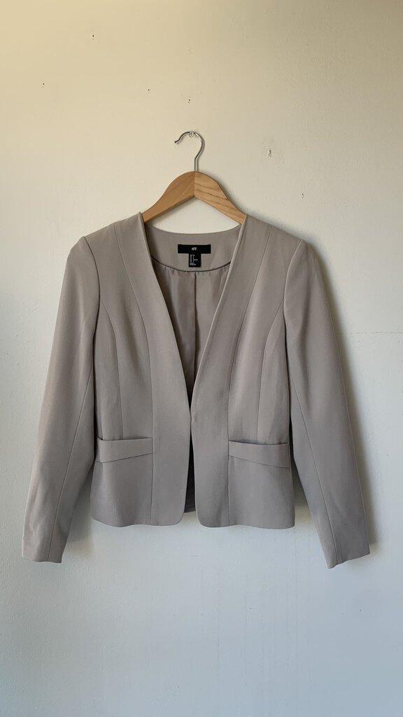 Pre-Owned H&M Light Grey Single Clasp Front Blazer w/ Pockets- Size 6