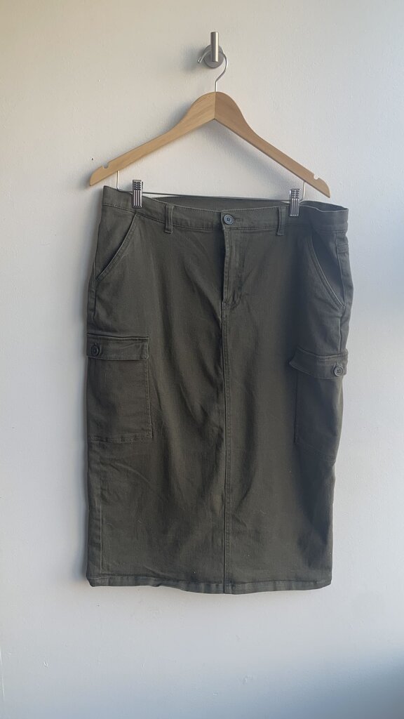 Pre-Owned Dex Army Green Cargo Skirt - Size X-Large