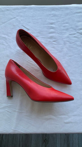 Pre-Owned Le Chateau Luxe Red Pointed Toe Pumps- Size 39