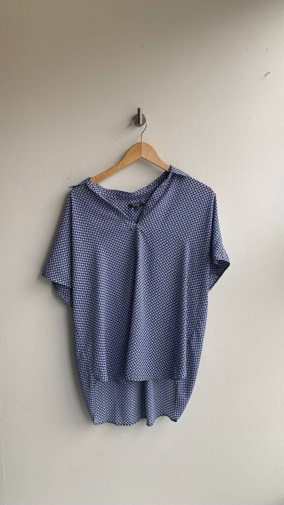 Pre-Owned NYDJ Blue with White Diamond Pattern Short Sleeve Collared V-Neck Blouse- Size Large