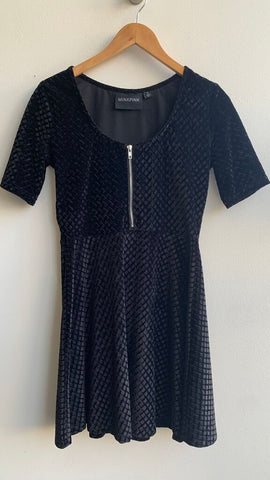 Pre-Owned Mink Pink Black Scoop Neck Zipper Short Sleeve Skater Velvet Dress - Size Small