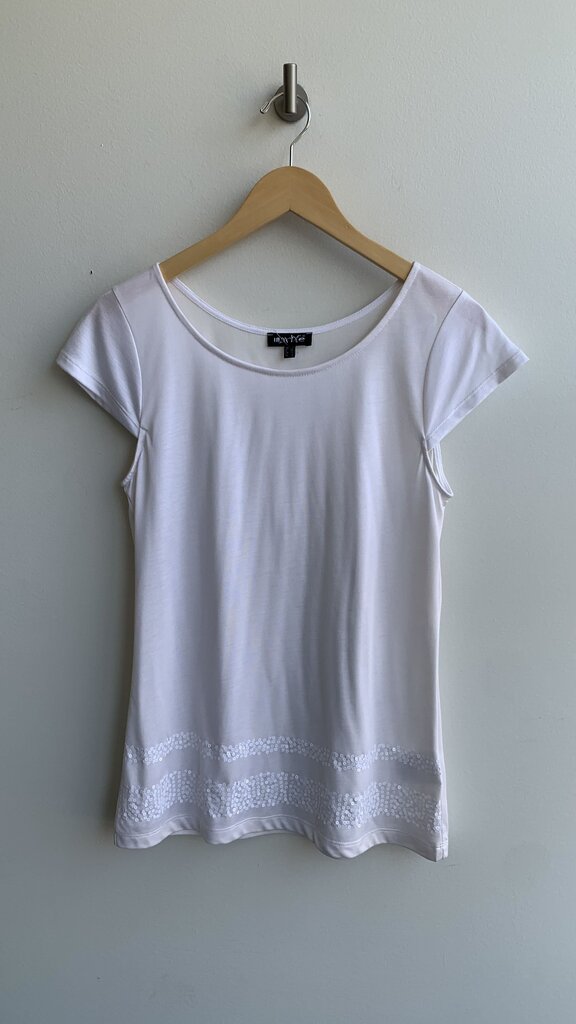 Pre-Owned Marble White Sequin Hem Cap Sleeve Tee - Size Small
