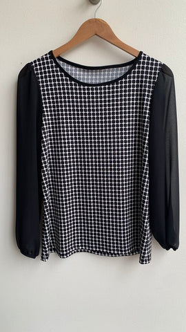 Pre-Owned Black/White Printed Squares Mesh Long Sleeve Blouse- Size Small (Estimated)