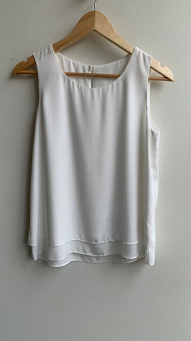 Pre-Owned White Sleeveless Layered Round Neck Blouse- Size Medium (Estimated)