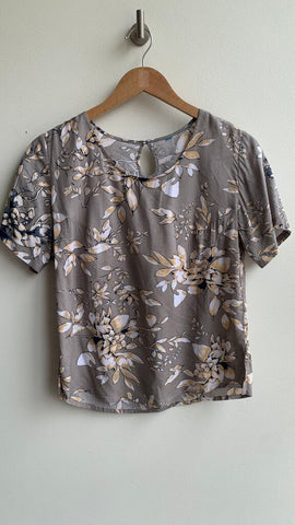 Pre-Owned Grey Floral Short Sleeve Keyhole Neck Shirt- Size Medium (Estimated)
