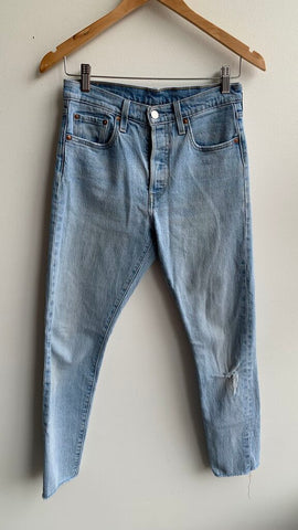 Pre-Owned Levi's White Oak Light Wash Distressed Knee 501 Jeans - Size 25