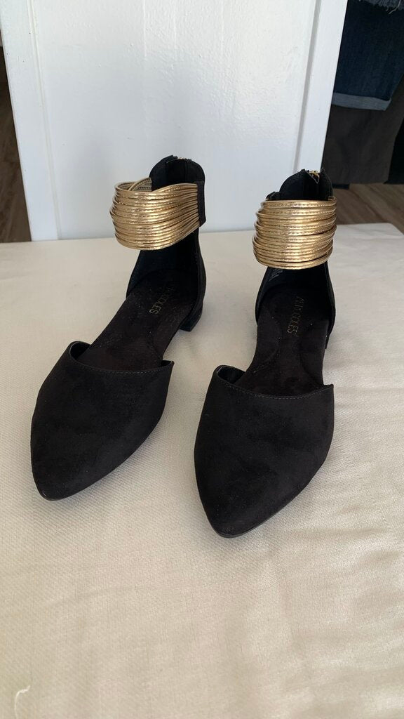 Pre-Owned Aerosoles Black Pointy Toe Gold Ankle Strap Shoes - Size 7.5 (NIB)