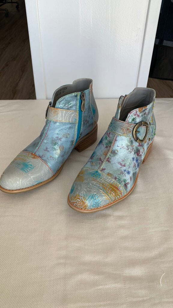 Pre-Owned L'Artiste Blue Floral Booties - SIze 37 (NIB)