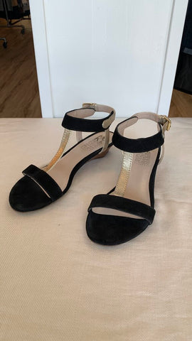 Pre-Owned MRKT. Black/White Gold Strappy Wedges - Size 8