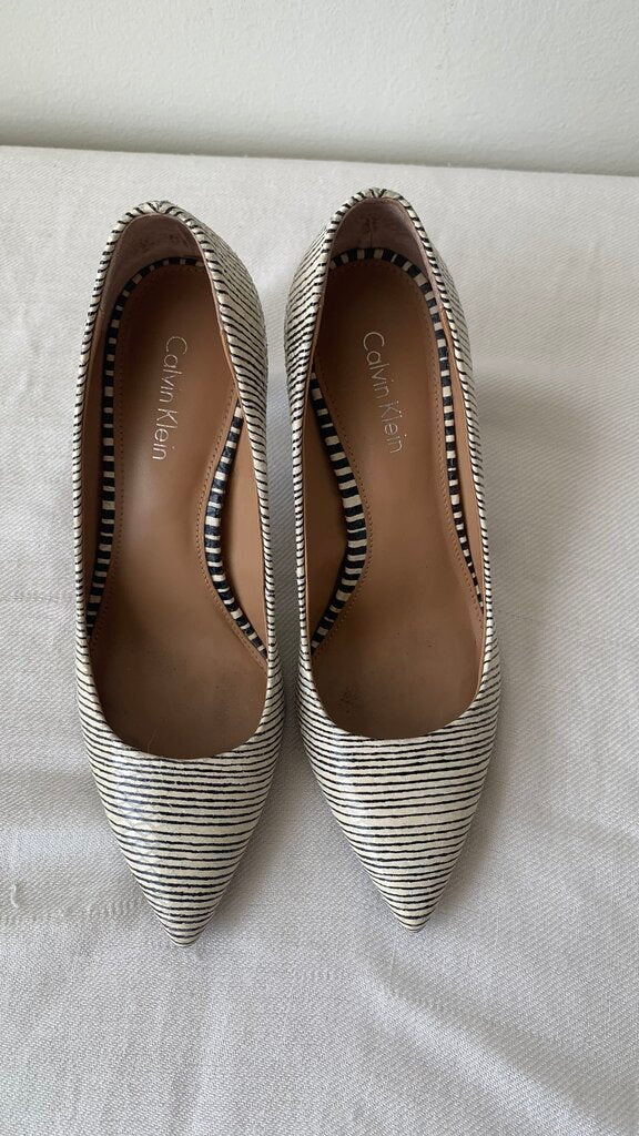 Pre-Owned Calvin Klein 'Gayle' Nude/Black Stripe Pump- Size 5