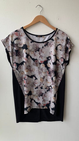 Pre-Owned Dex Black Front Floral Print Tee-Size Medium