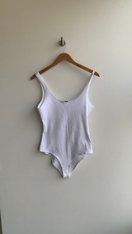 Pre-Owned Black Tape White V-Neck Sleeveless Bodysuit (NWT)- Size Medium