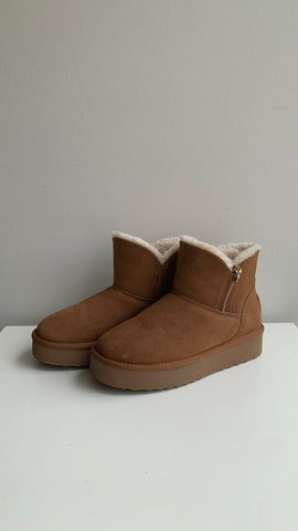 Pre-Owned Kuiper Canada Tan Thick Sole Side Zip Fuzzy Lined Boot- Size 10