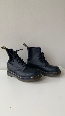 Pre-Owned Doc Martens Black 'The Original' Boots - Size 5