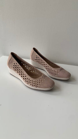 Pre-Owned Naturalizer N5 Comfort Beige Cut Out Round Toe Wedge Shoe- Size 7