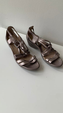 Pre-Owned Ecco Pewter Strappy Open-Toe Wedge Sandal - Size 41