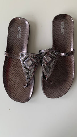 Pre-Owned Kenneth Cole Reaction Dark Silver Beaded Thong Style Sandal- Size 10