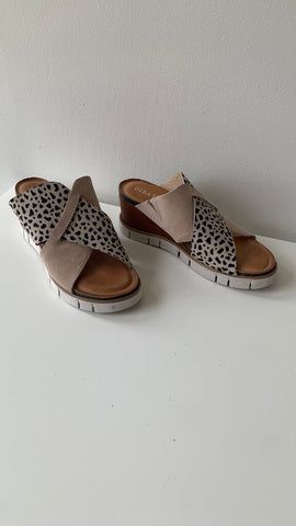 Pre-Owned Diba True Beige Cross Animal Print Lug Sole Wedge Slip On Sandal- Size 9