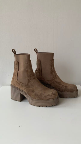 Pre-Owned Steve Madden Tan Faux Suede Round Toe Heeled Chunky Ankle Boot - Size 5