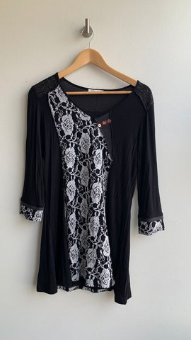 Pre-Owned Zoe Black White Floral Stitched 3/4 Sleeve Tunic Top- Size Medium (Estimated)
