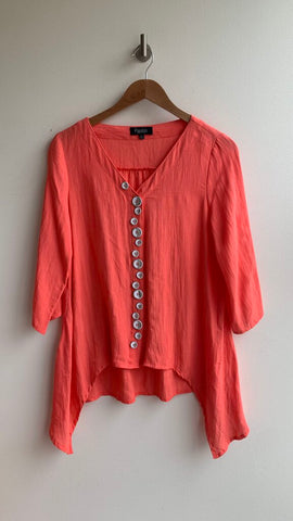 Pre-Owned Papillon Coral 3/4 Sleeve Decorative Button Up High Low Blouse- Size Small
