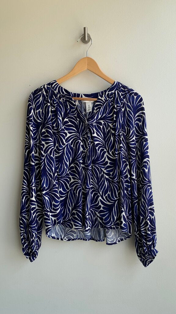 Pre-Owned H&M Blue/White Printed 1/2 Button Up Long Sleeve Blouse- Size Medium