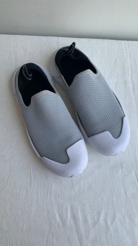 Pre-Owned Muvez Light Grey and White Knit Runner with Slip On Cover- Size 9