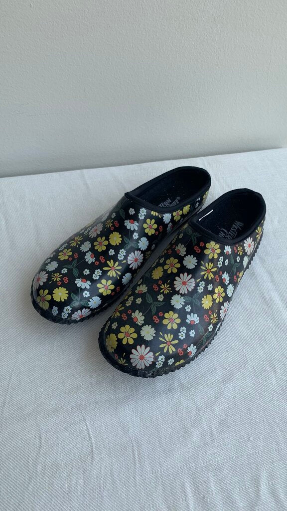Pre-Owned Western Chief Black Floral Rubber Slip On Shoe- Size 8