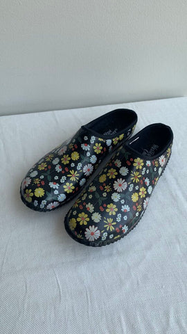 Pre-Owned Western Chief Black Floral Rubber Slip On Shoe- Size 8