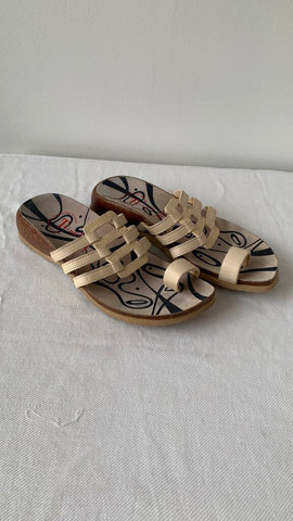 Pre-Owned Think! Cream Strappy Slip On Sandal- Size 39