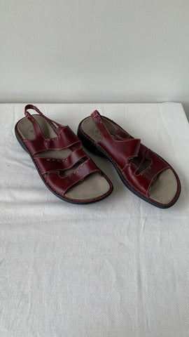 Pre-Owned Merrell Dark Red 3 Strap Sling Black Sandal- Size 8