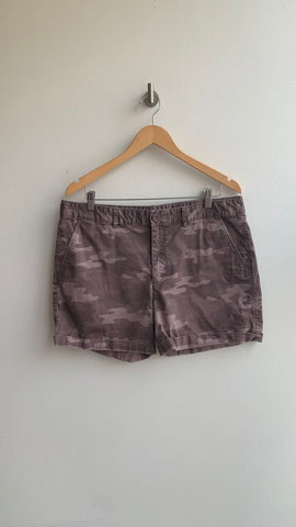 Pre-Owned Eddie Bauer Purple Camo Print Cargo Short - Size 14