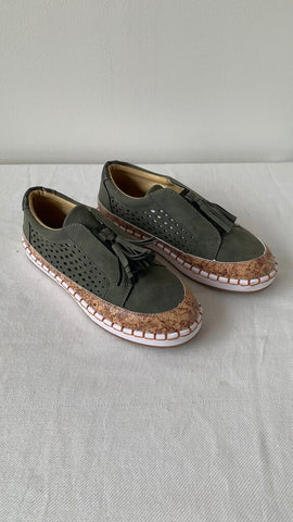 Pre-Owned Green Faux Leather/Cork Tassel Sneaker - Size 6 (Estimated)