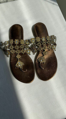 Pre-Owned Colin Stuart Gold/Bronze Gem Boho Thong Ankle Wrap Chain Sandal- Size 8