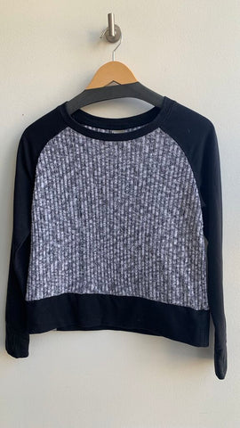 Pre-Owned Bench Black Long Sleeves and Hem Grey Heathered Ribbed Body Top- Size Small