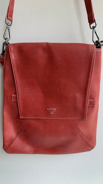 Pre-Owned Matt & Nat Red Fold Over Flat Large Crossbody