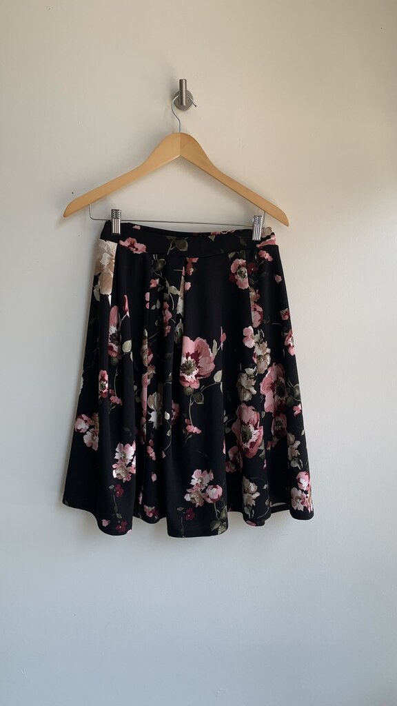 Pre-Owned Faith and Joy Black Floral Print Pleated Above Knee Skirt- Size Small