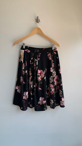 Pre-Owned Faith and Joy Black Floral Print Pleated Above Knee Skirt- Size Small