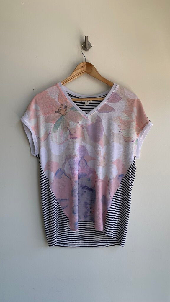 Pre-Owned Tribal White Floral Front White/Navy Stripe Back V-Neck Tee- Size Medium