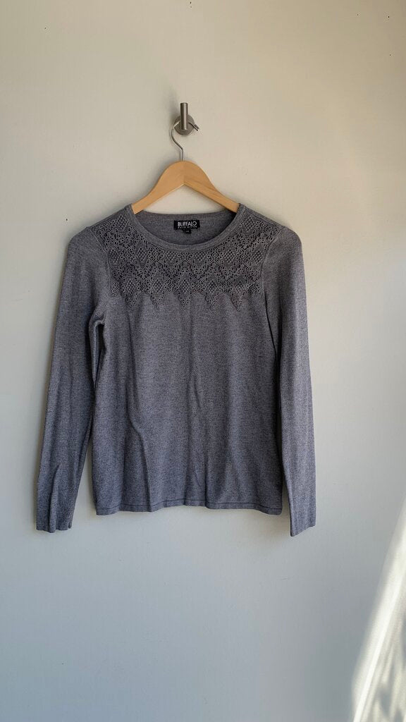 Pre-Owned Buffal David Bitton Grey Knit Lace Neck Trim Long Sleeve Top- Size Small