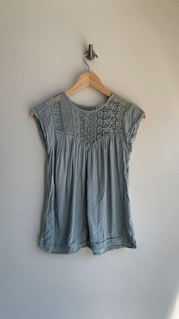 Pre-Owned Mandee Blue Eyelet Lace Neck Short Sleeve Blouse- Size X-Small