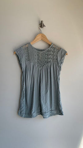 Pre-Owned Mandee Blue Eyelet Lace Neck Short Sleeve Blouse- Size X-Small